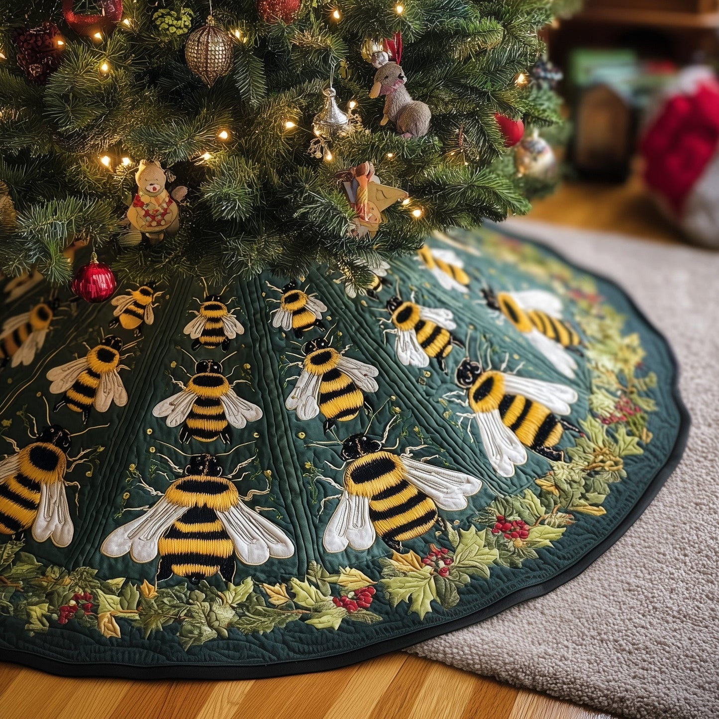 Holiday Bee Quilted Tree Skirt GFTONL6934